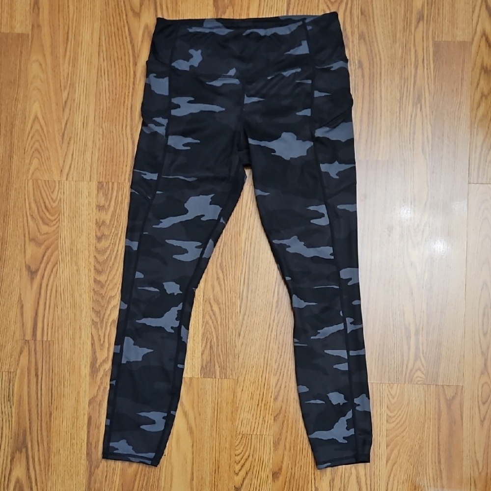 Athleta Camo Contender 7/8 Tight in Powerlift/ Small